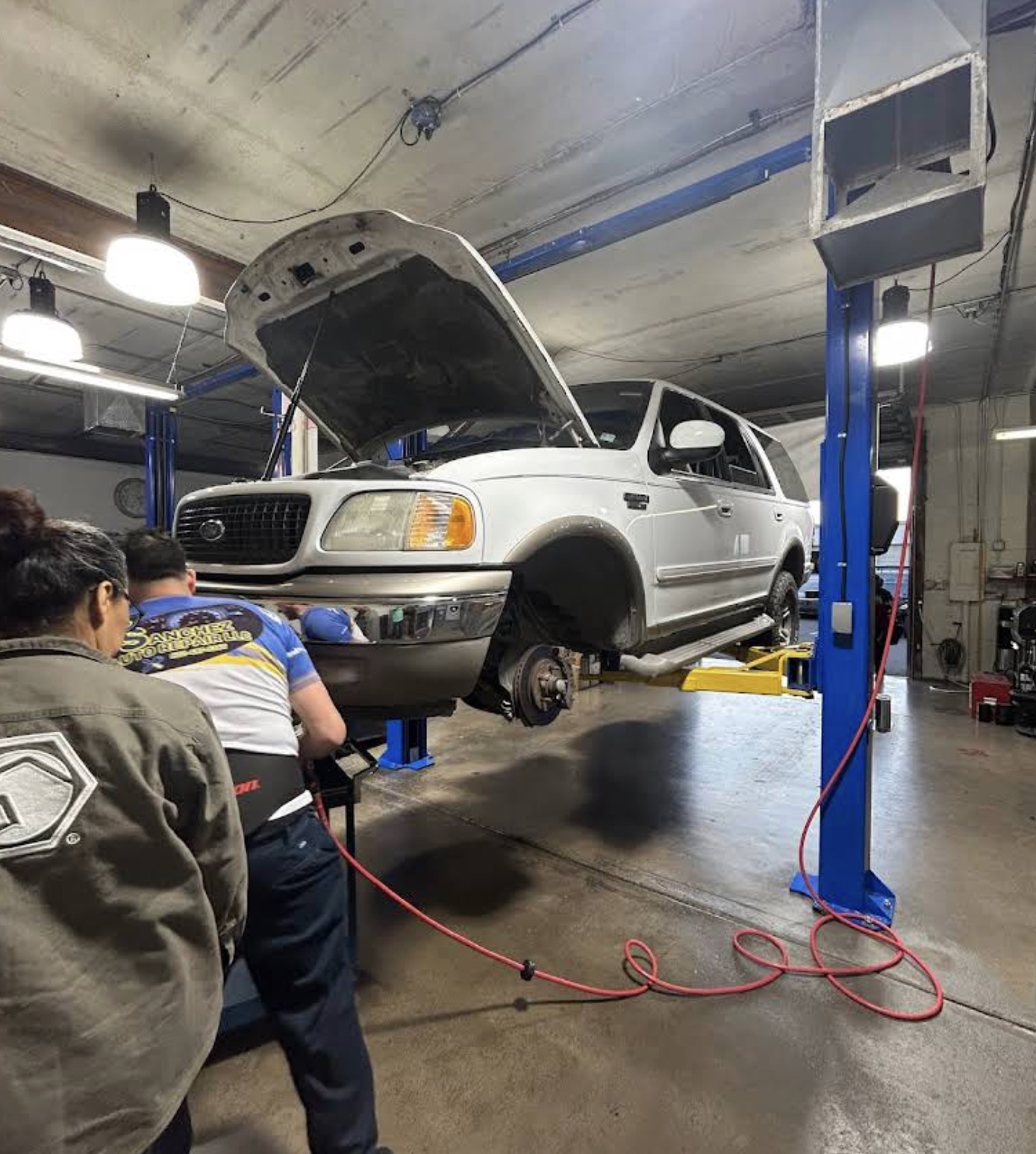 Mecánico revisando el motor de un auto en Sánchez Auto Repair, taller mecánico confiable en Glendale, AZ.